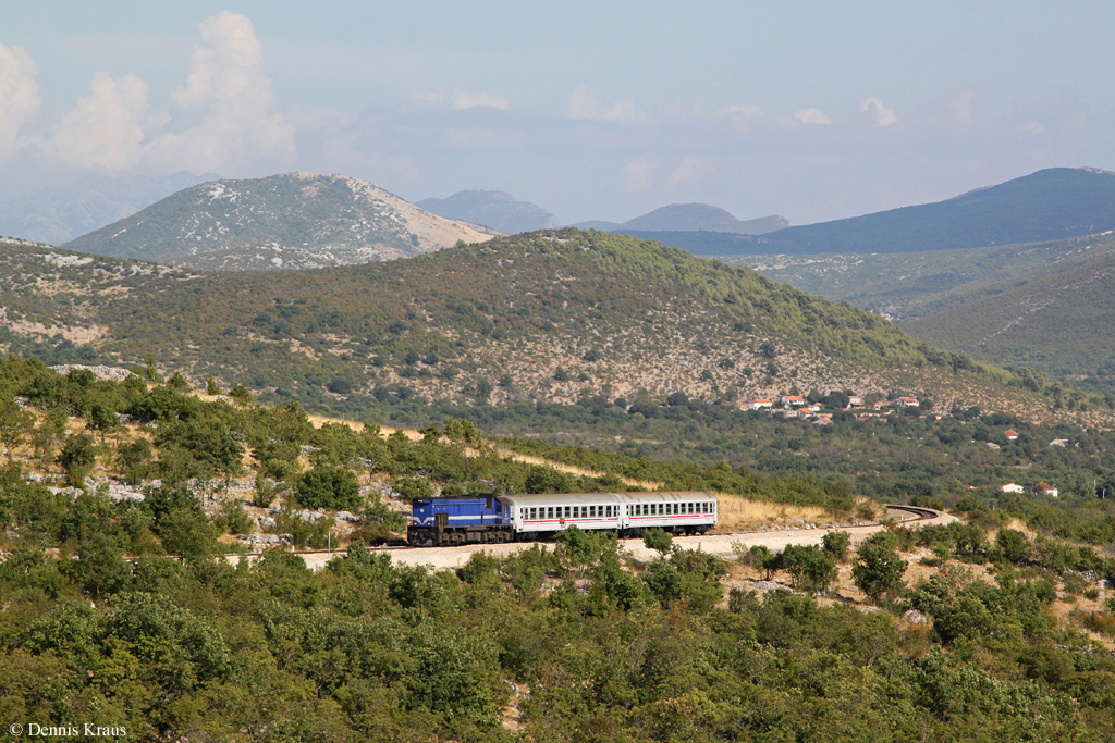 2044 024 mit dem 5506 von Split nach Perkovic am 26.08.2013 bei Primorski Dolac.