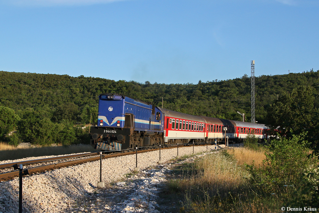 2044 024 zieht den Nachtzug 15801 (Split – Budapest, mit verschiedenen Kurswagen) bei Labin Richtung Landesinnere. Aufgenommen am 12.07.2014.