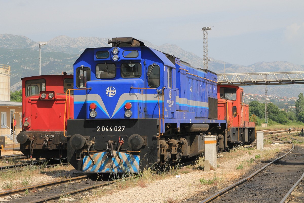 2044 027, 2132 075 und 2132 058 auf Bahnhof Solin am 19-5-2015.