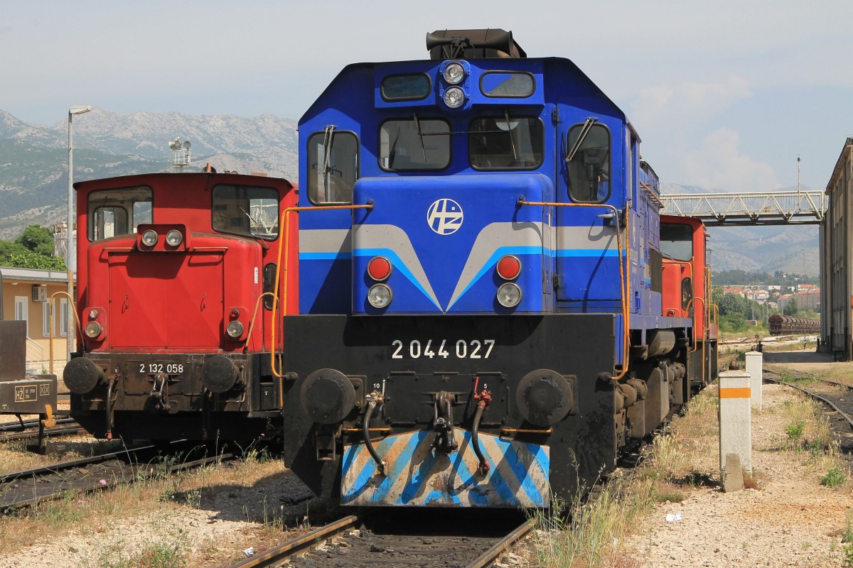 2044 027, 2132 075 und 2132 058 auf Bahnhof Solin am 19-5-2015.