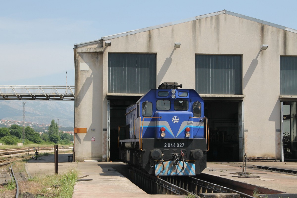 2044 027 bei Bahnbetriebswerke Solin am 19-5-2015.
