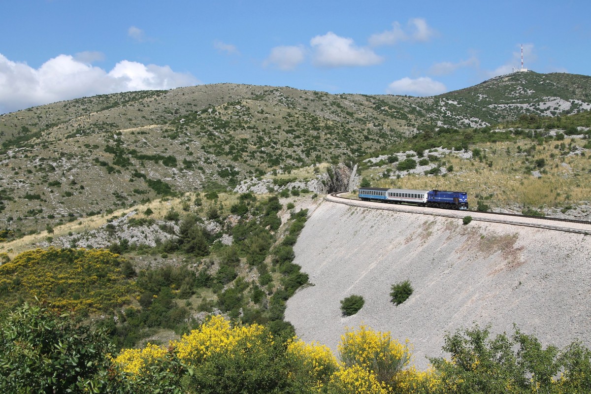 2044 027 mit Regionalzug 5503 Perkovic-Split bei Labin Dalmatinski am 26-5-2015.