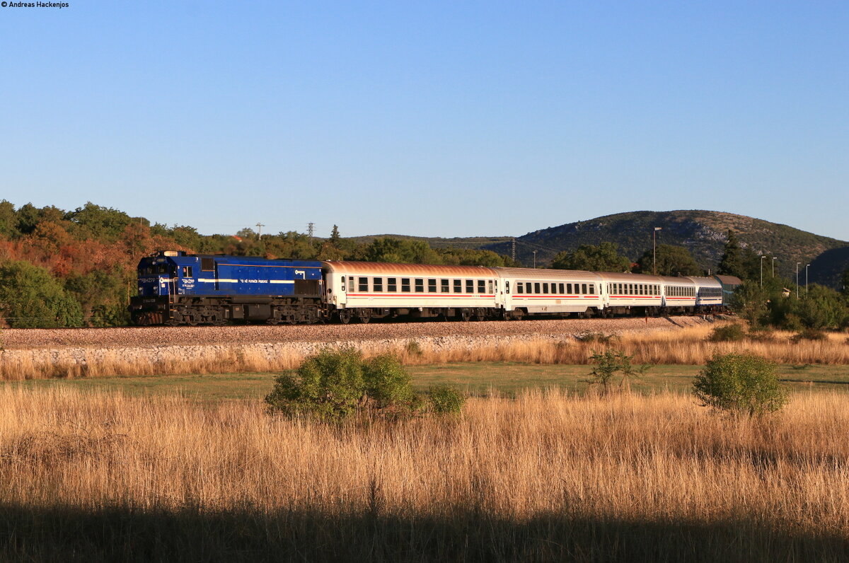2044 028 mit dem B 821 (Zagreb Glavni kolodvor-Split) bei Labin 30.8.21