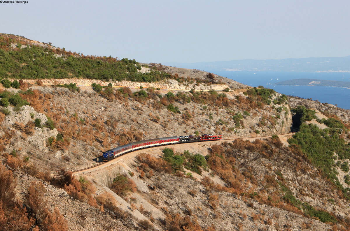 2044 028 mit dem EN 1252  Split  (Split-Bratislava hl.st.) bei Labin 21.8.21