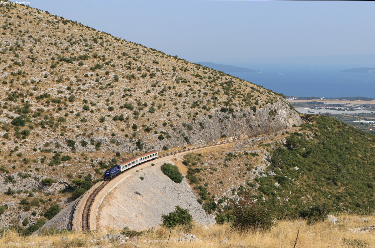2044 028 mit dem R 5506 (Split-Perkovic) bei Maljkovići 23.8.21