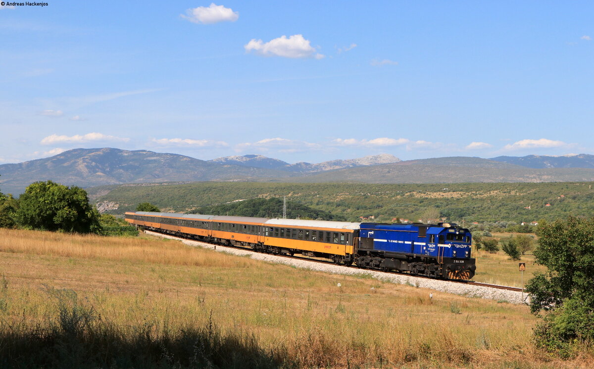 2044 028 mit dem RJ 101047 (Praha-Split) bei Vrbnik 22.8.21