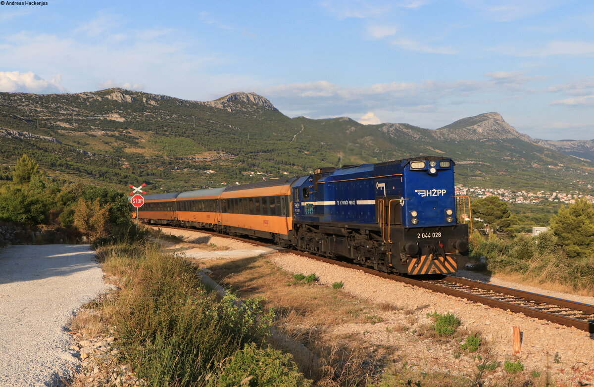 2044 028 mit dem RJ 101046 (Split-Praha) bei Sadine 25.8.21