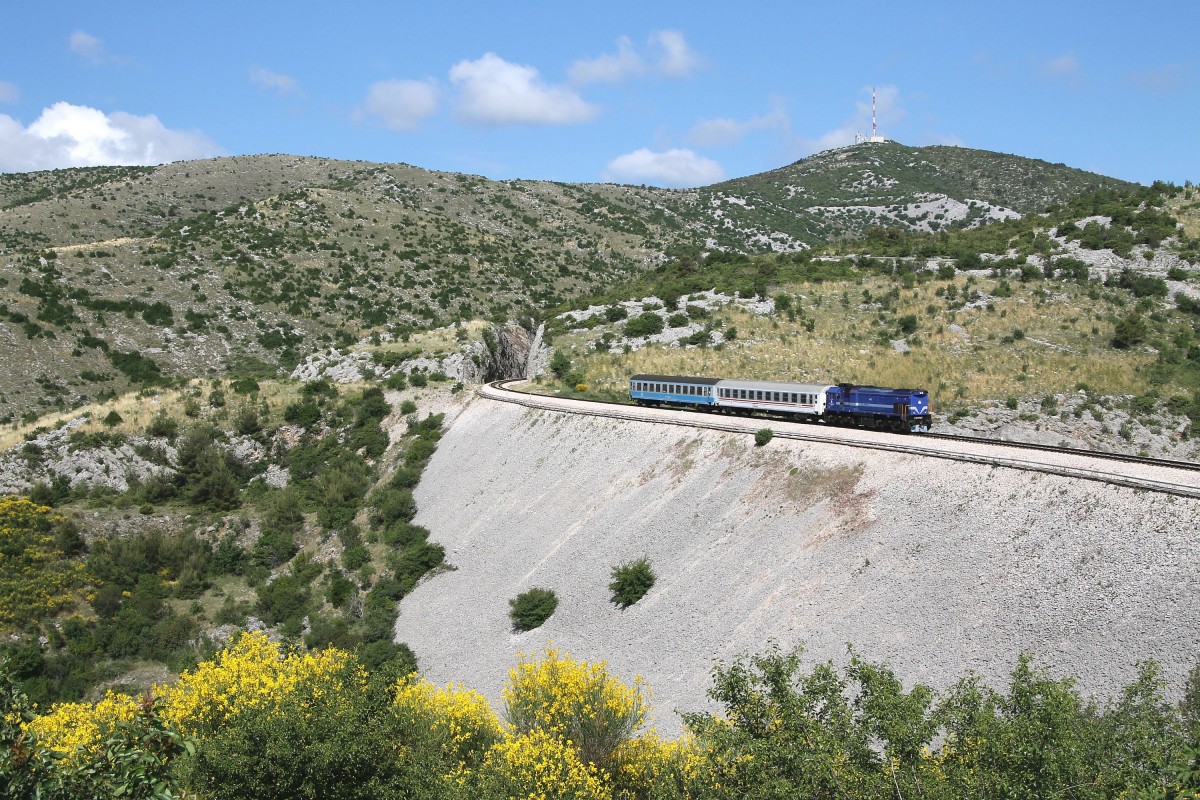 2044 028 mit Regionalzug 5503 Perkovic-Split bei Labin Dalmatinski am 26-5-2015.