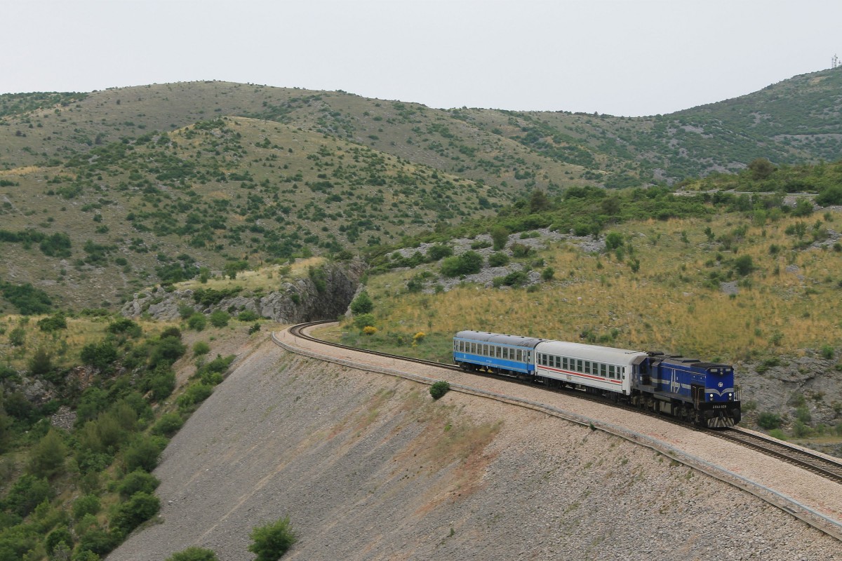 2044 028 mit Regionalzug 5503 Perkovic-Split bei Labin Dalmatinski am 20-5-2015.