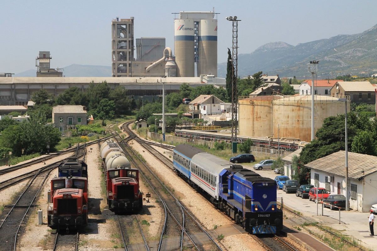 2044 028 mit Regionalzug 5505 Perkovic-Split auf Bahnhof Solin am 19-5-2015.