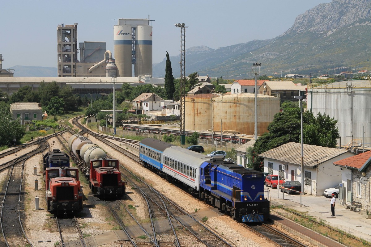 2044 028 mit Regionalzug 5505 Perkovic-Split auf Bahnhof Solin am 19-5-2015.