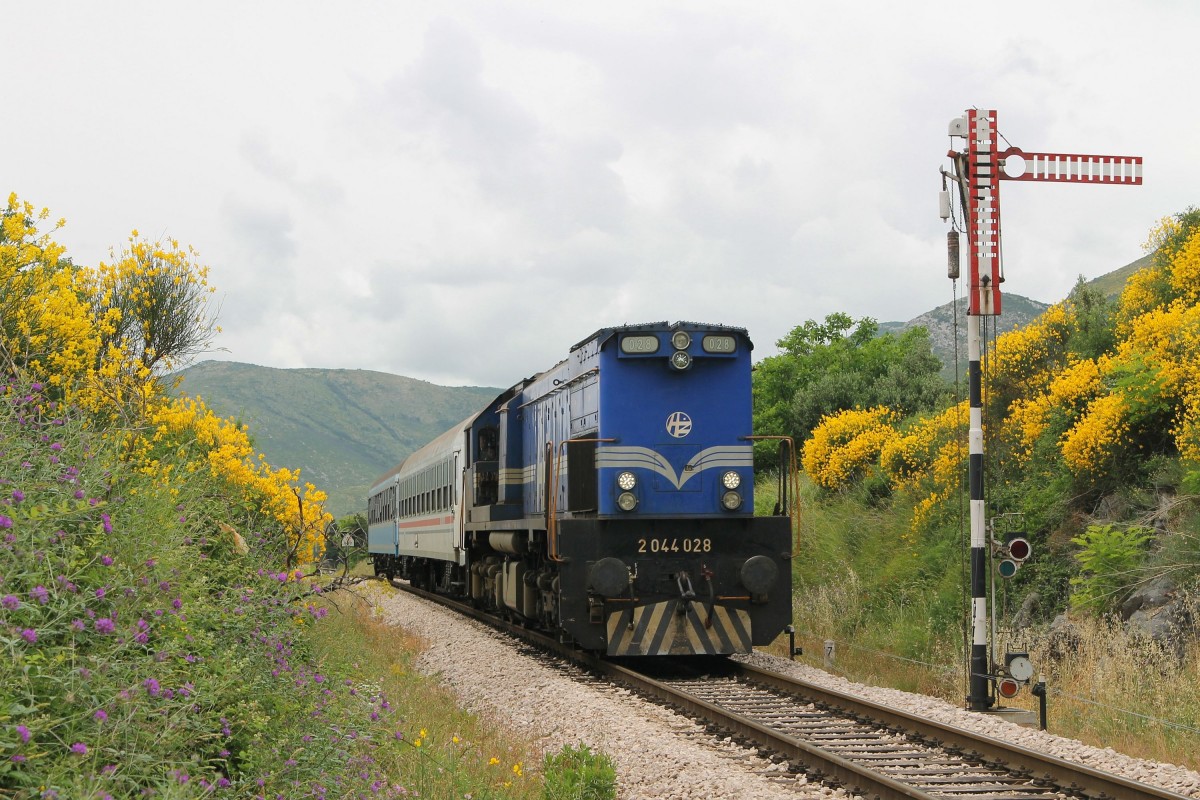 2044 028 mit Regionalzug 5505 Perkovic-Split bei Kaštel Stari am 25-5-2015.