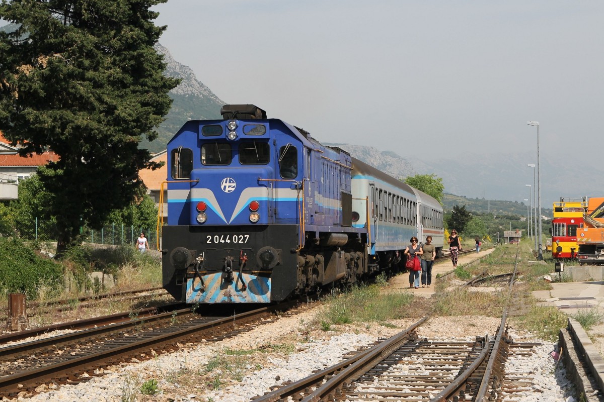 2044 028 mit Regionalzug 5506 Split-Perkovic auf Bahnhof Kaštel Stari am 18-5-2015.