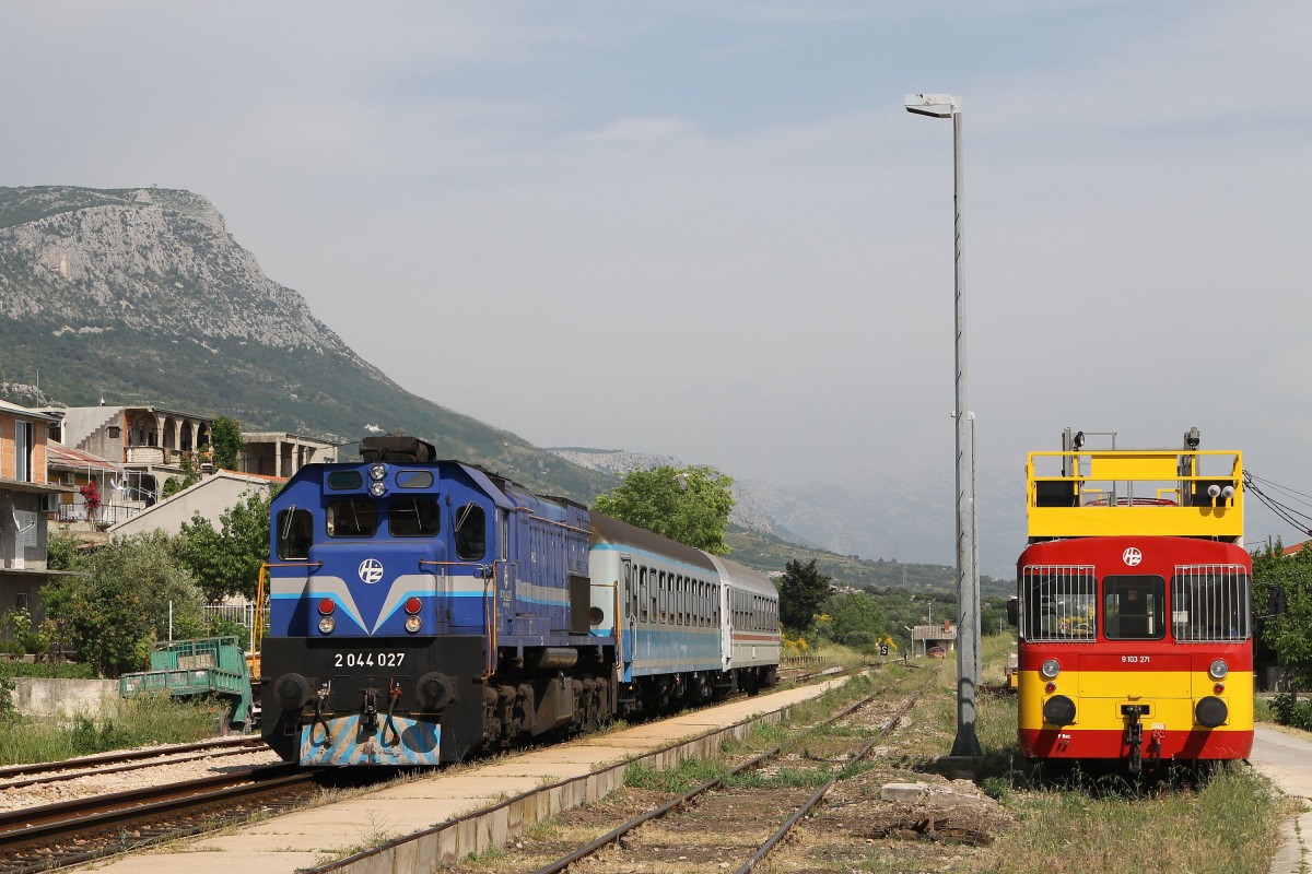 2044 028 mit Regionalzug 5506 Split-Perkovic auf Bahnhof Kaštel Stari am 18-5-2015.