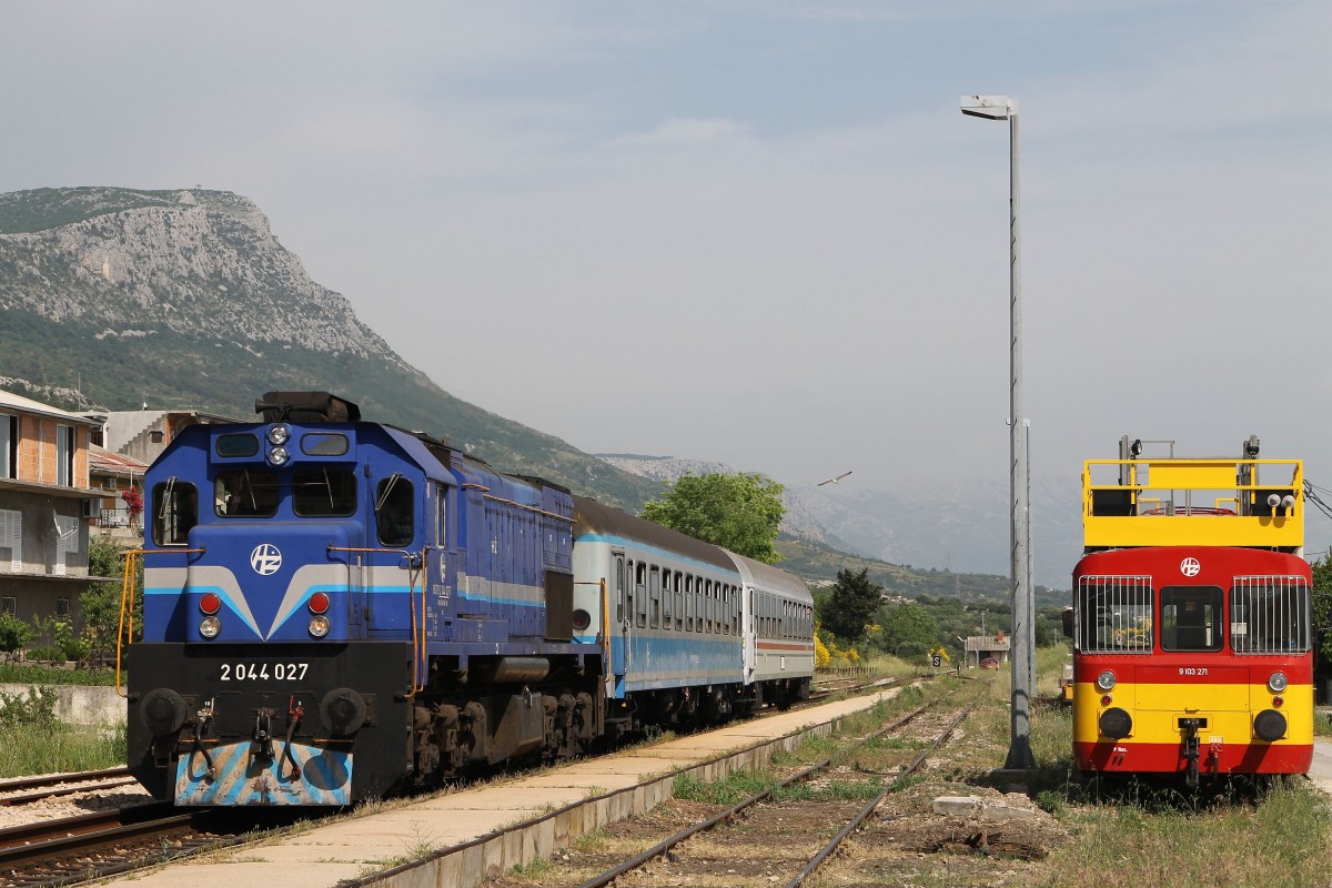 2044 028 mit Regionalzug 5506 Split-Perkovic auf Bahnhof Kaštel Stari am 18-5-2015.