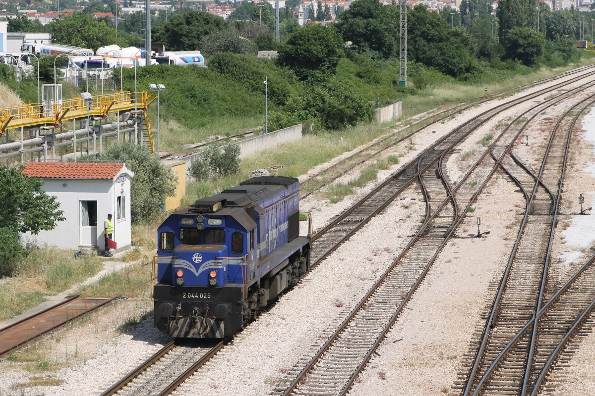 2044 028 während ein Lokfahrt Solin-Split auf Bahnhof Solin am 19-5-2015.