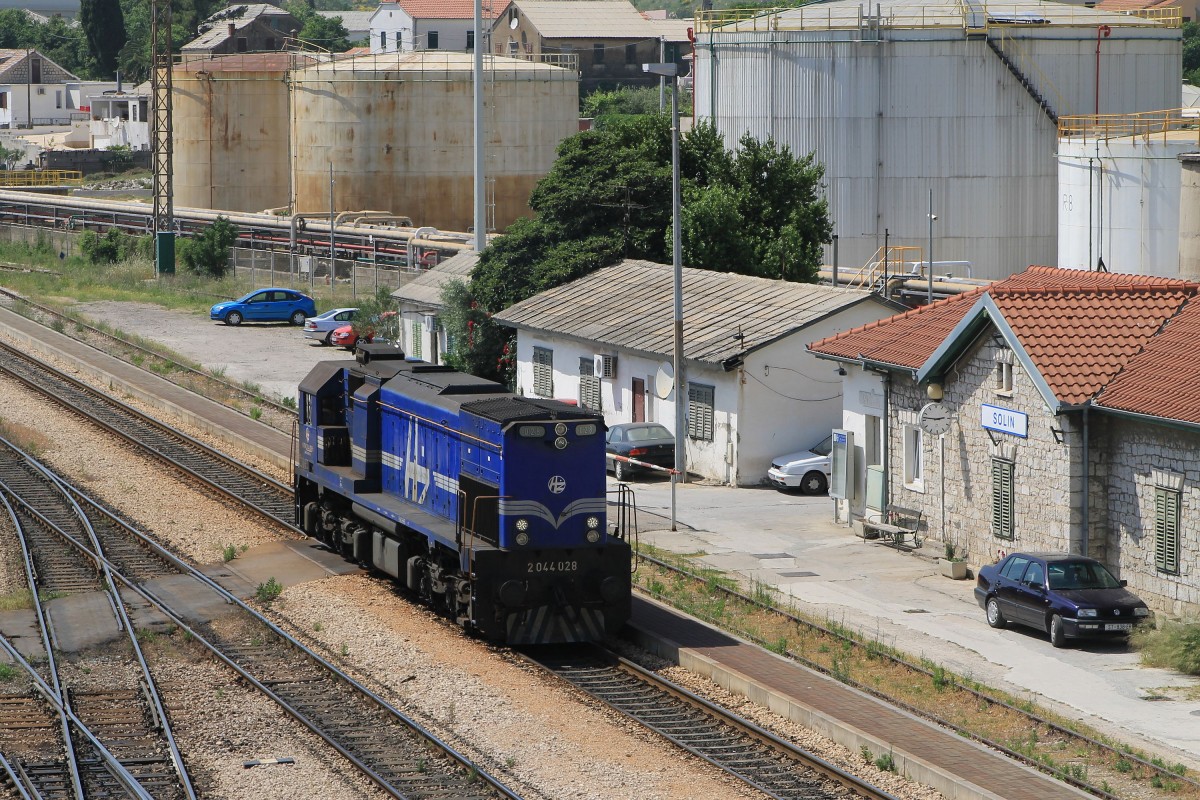 2044 028 während ein Lokfahrt Solin-Split auf Bahnhof Solin am 19-5-2015.