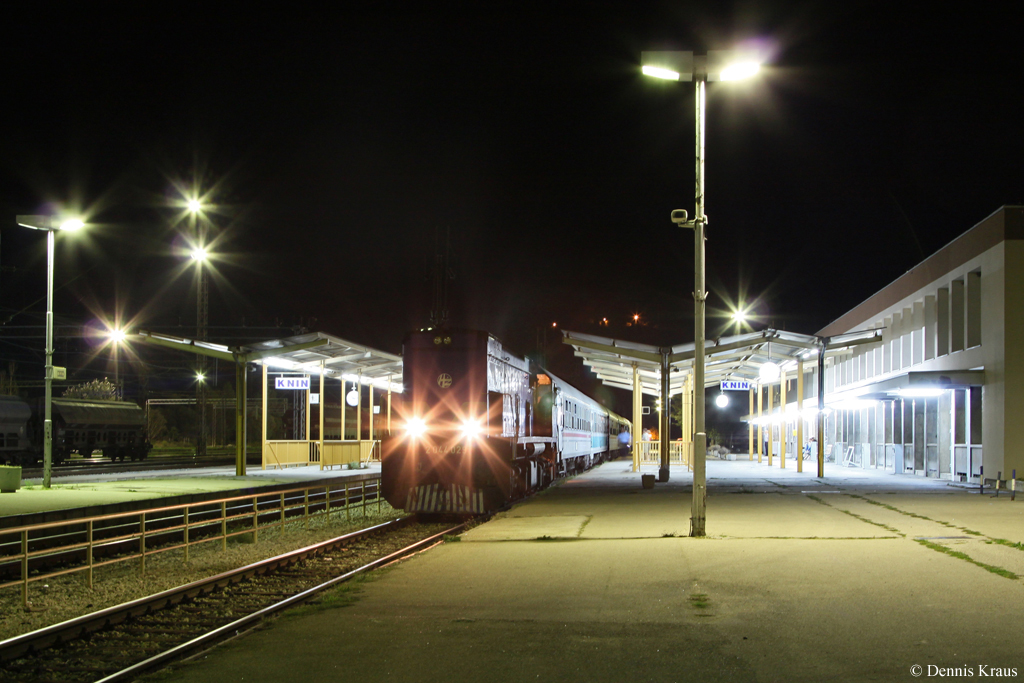 2044 029 mit dem Nachtzug B 1822 am 31.08.2013 im Bahnhof Knin.