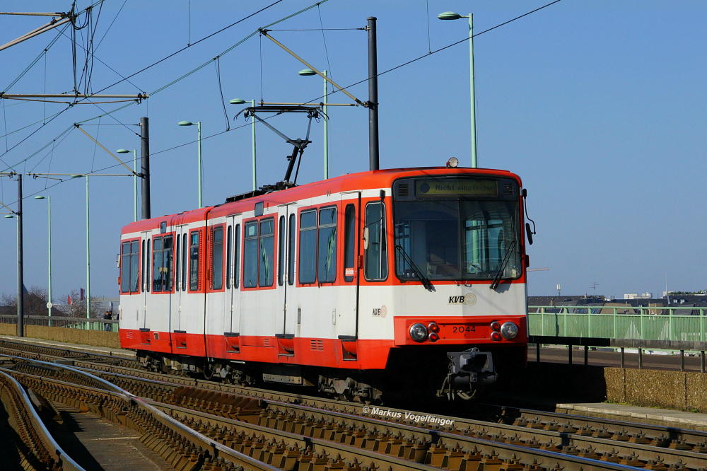 2044 auf der Deutzer Brücke am 09.03.2014.