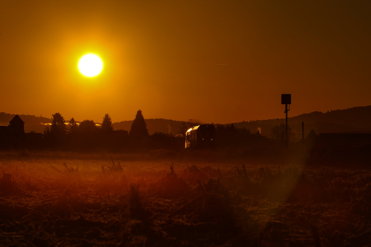 20,5 Meter vom mit Stopptafeln und Andreaskreuzen gesicherten Bahnübergang entfernt in einem abgedroschenen Maisacker und kurzen Hosen bei Minus 2 Grad durfte ich den Sonnenaufgang am 26.09.2018 genießen.