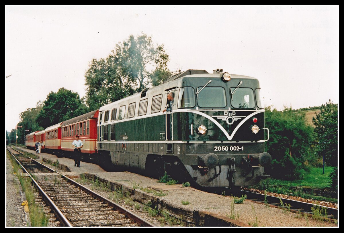 2050 002 war die einzige ihrer Reihe die auch eine elektrische Zugheizung besaß. Sie wurde daher auch regelmäßig vor Reisezügen eingesetzt. Auf dem Bild vom 5.09.1994 ist die Lok mit dem E1796 (Wien Nord - Laa an der Thaya) im Bahnhof Enzersdorf bei Staatz zu sehen.
