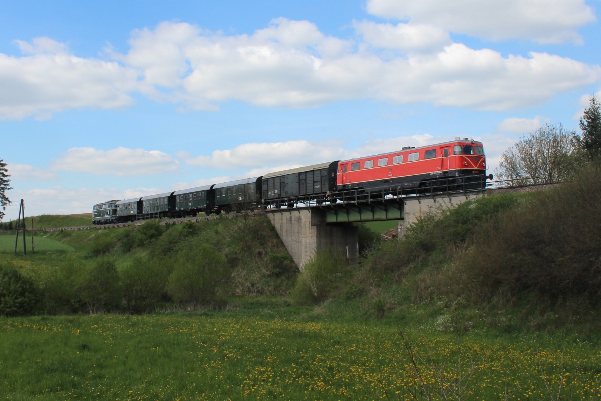 2050 009 mit der am Zugschlussbefindlichen 2043 053 als R 16973 von Drosendorf nach Retz. Hier zum Sehen nach dem Bahnhof Zisserdorf richtung Geras-Kottaun; am 04.05.2014