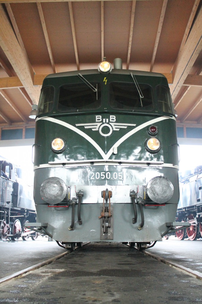 2050 05 dieselt im Lokschuppen vor sich hin und wartet, um sich auf der Drehscheibe den Fans präsentieren zu dürfen. 40 Jahre ÖGEG am 04.10.2014.