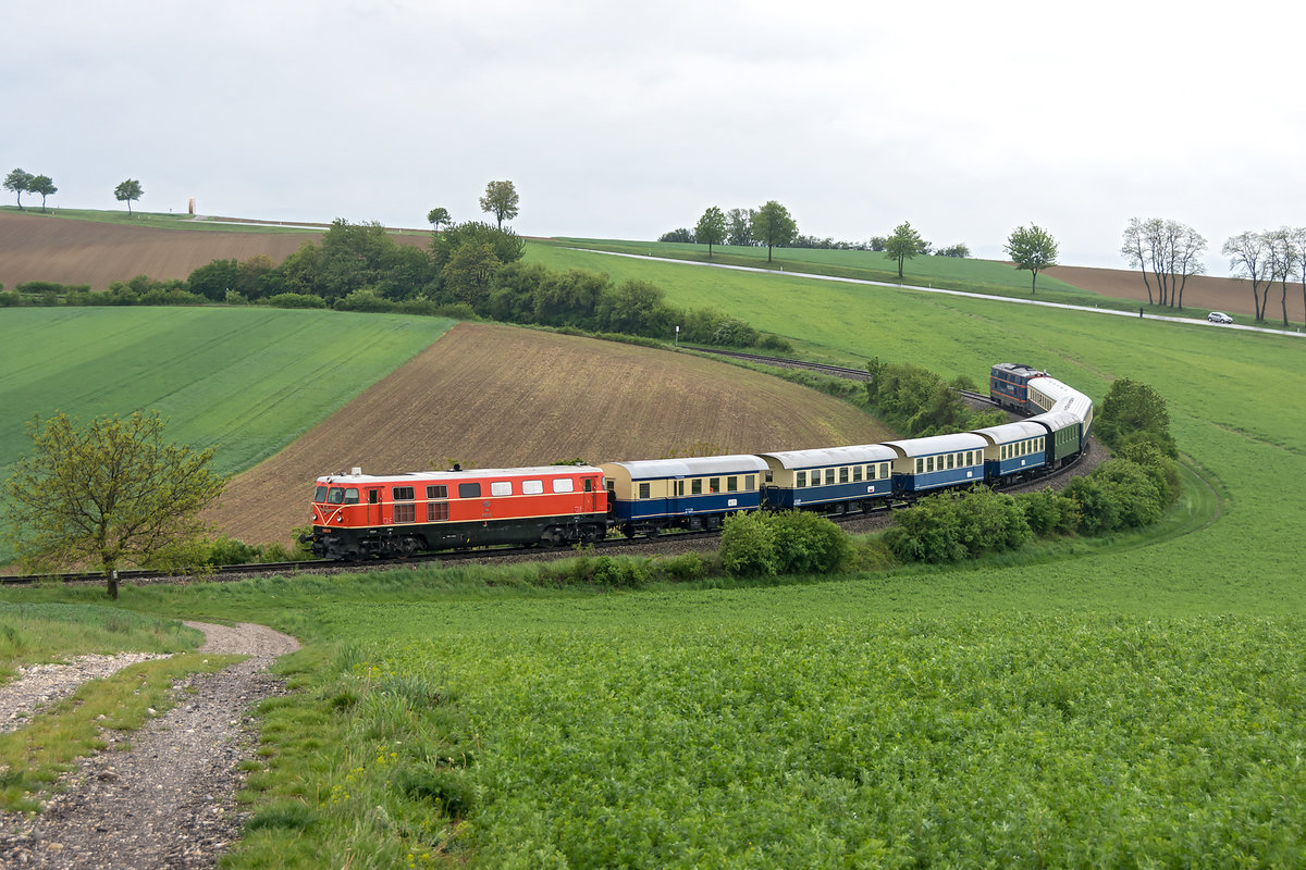 2050 09 und 2143 062 brachten heuer den Sonderzug zum “12. Oldtimertreffen auf Schiene & Strasse” von Wien Praterstern nach Ernstbrunn. Würnitz-Hetzmannsdorf, an einem verregneten 05.05.2019. 