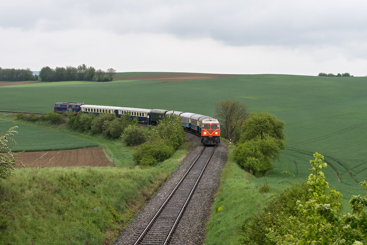 2050 09 und 2143 062 unterwegs mit dem Sonderzug zum “12. Oldtimertreffen auf Schiene & Strasse” von Wien Praterstern nach Ernstbrunn, hier kurz vor Karnabrunn. Die Aufnahme entstand am 05.05.2019.