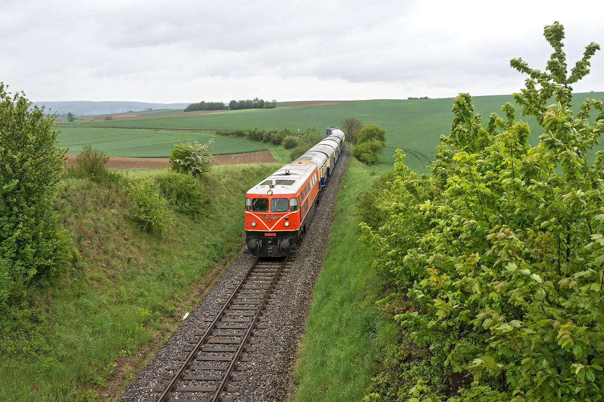 2050 09 und 2143 062 unterwegs mit dem Sonderzug zum “12. Oldtimertreffen auf Schiene & Strasse” von Wien Praterstern nach Ernstbrunn, hier kurz vor Karnabrunn. Die Aufnahme entstand am 05.05.2019.