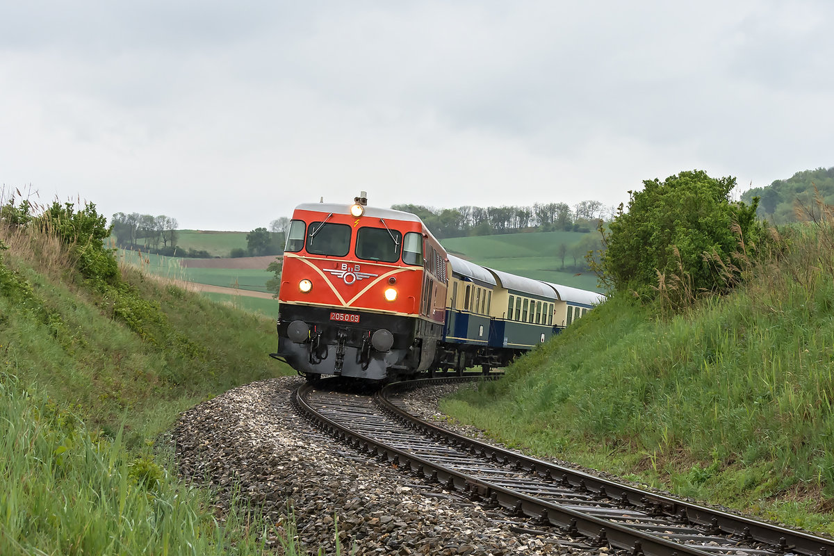 2050 09 mit dem Sonderzug zum “12. Oldtimertreffen auf Schiene & Strasse” von Wien Praterstern nach Ernstbrunn. Das Foto enstand kurz nach Wetzleinsdorf am 05.05.2019.