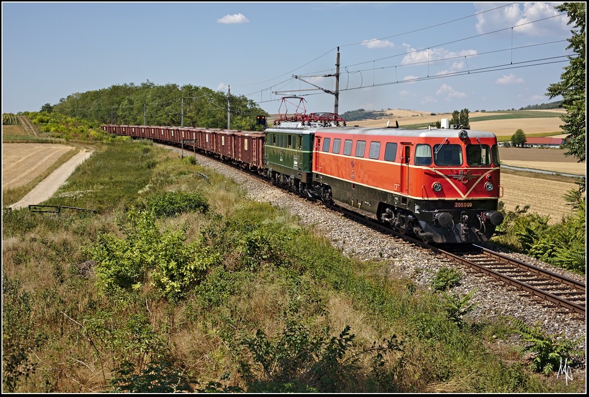 2050.009 und 1041.15 bei Paasdorf in Fahrtrichtung Mistelbach. (18.07.2017)