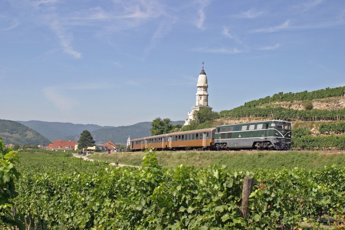 2050.04 fährt mit R-16951 bei Dürnstein vor dem Franzosendenkmal durch die herrliche Wachaulandschaft richtung Krems/D. 30.8.15