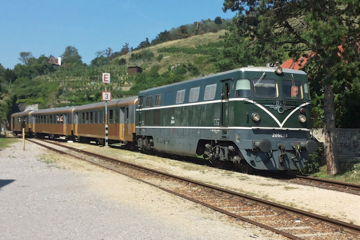 2050.04 fährt mit R-16951 in den Bhf.Dürnstein ein. 30.8.15 Hat im übrigen meine Frau mit dem Handy fotografiert,während ich auf der Strecke stand.