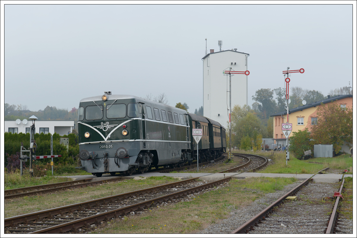 2050.05 mit ihrem Fotopersonenzug SLP 93880 von Braunau nach Munderfing am 19.10.2019 bei der Einfahrt in Mauerkirchen.