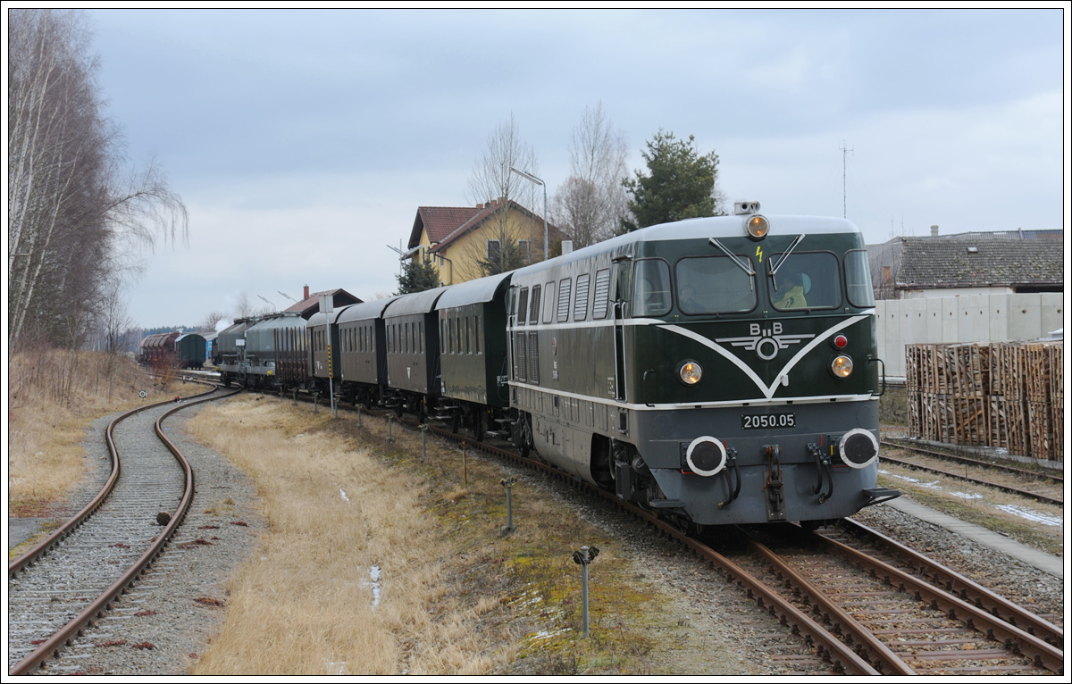 2050.05 der ÖGEG bei der Ausfahrt aus Waidhofen a.d. Thaya am 9.2.2013. Die Strecke ist aktuell nicht befahrbar. Wenn ich mich recht erinnere, war unser Fotozug überhaupt der letzte Zug auf dieser Strecke. Der gesamte Eisenbahnverkehr zwischen Schwarzenau und Waidhofen wurde nämlich bereits mit dem Fahrplanwechsel per 12. Dezember 2010 eingestellt. 
