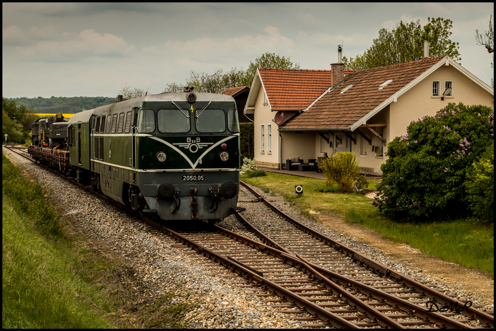 2050.05 der ÖGEG fährt mit dem Militärzug SGAG 14613 von Ernstbrunn nach Korneuburg. 1.5.2016