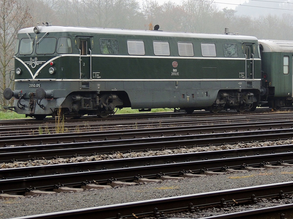 2050.05 wartet bei trüben Herbstwetter in Timelkam auf neue Einsätze; 131116