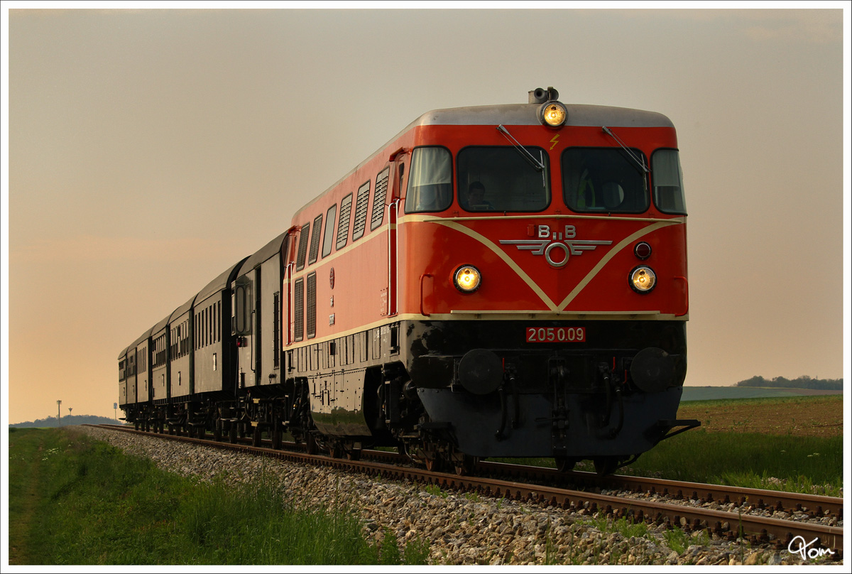 2050.09 fährt mit dem Nostalgie Express Leiser Berge von Ernstbrunn nach Korneuburg. 
Naglern 1.5.2014