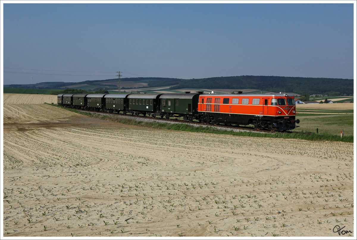 2050.09 fährt mit dem Nostalgie Express Leiser Berge von Ernstbrunn nach Korneuburg. 
Hetzmannsdorf 1.5.2014