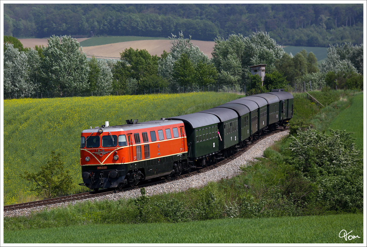 2050.09 fährt mit dem Nostalgie Express Leiser Berge von Korneuburg nach Ernstbrunn. 
Hetzmannsdorf 1.5.2014