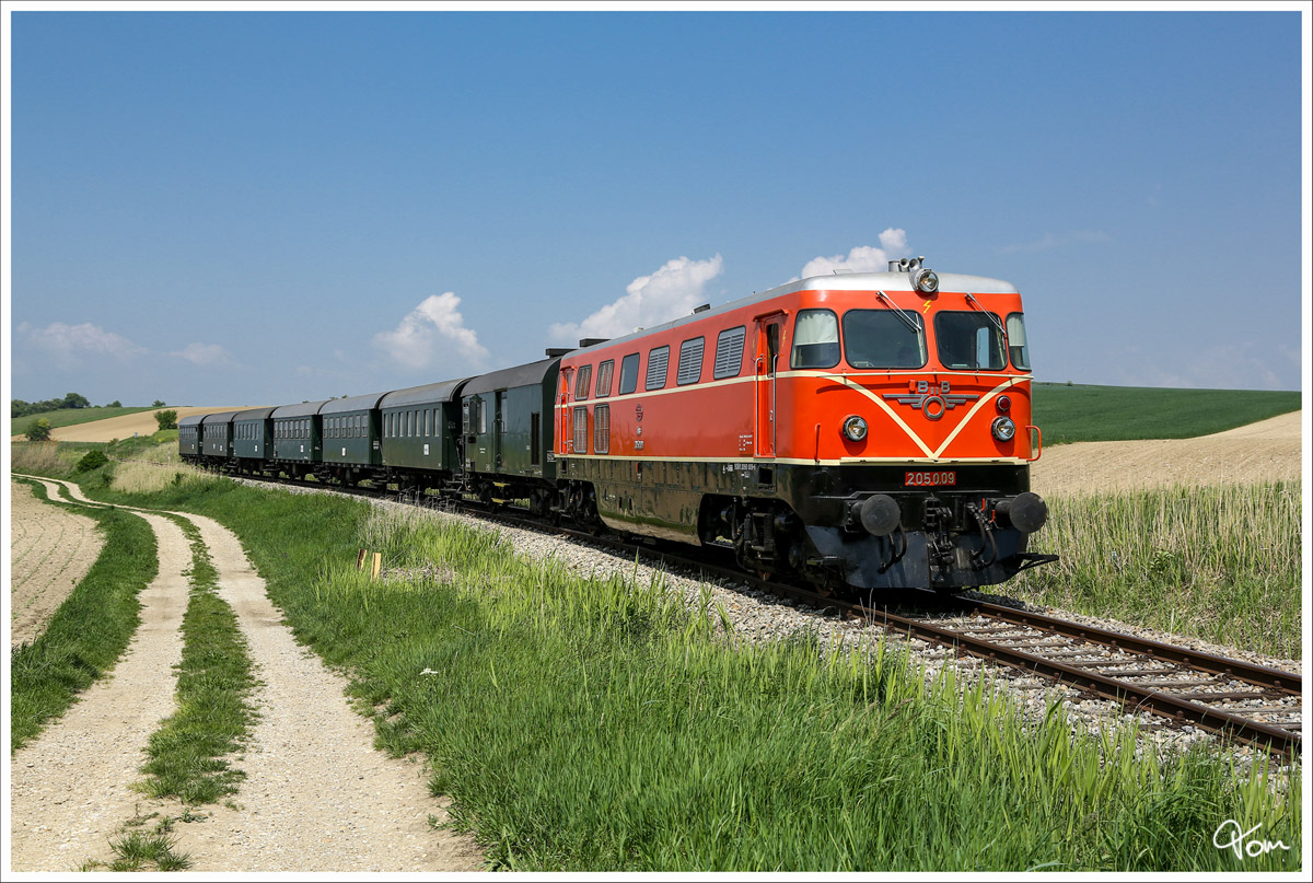 2050.09 fährt mit dem Nostalgie Express Leiser Berge von Ernstbrunn nach Korneuburg. 
Mollmannsdorf 1.5.2014