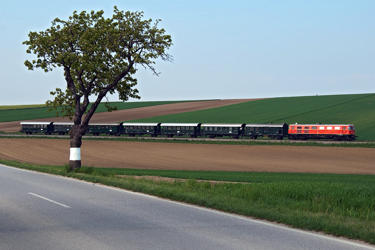 2050.09 ist mit dem Nostalgie Express Leiser Berge von Ernstbrunn nach Korneuburg unterwegs. Die Aufnahme entstand bei Naglern, am 01.05.2014.
