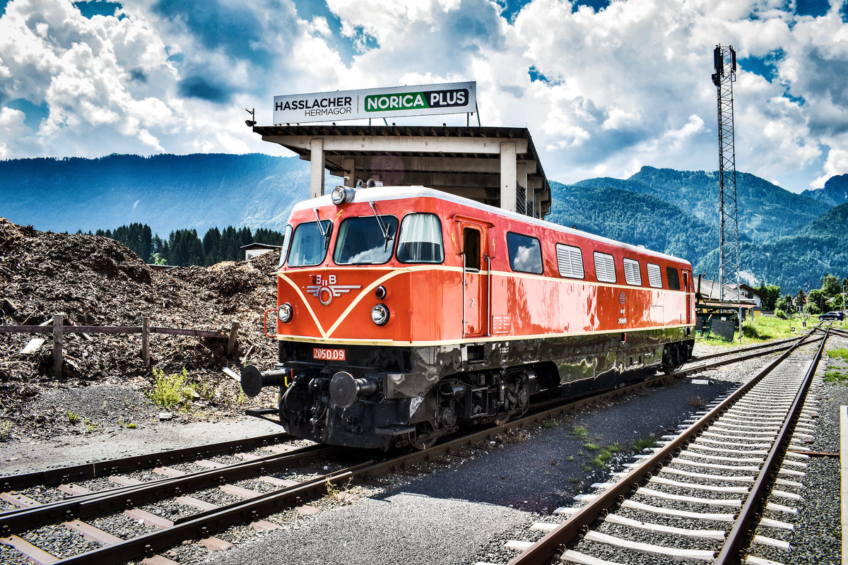 2050.09 der Regiobahn RB GmbH, beim Stürzen im Bahnhof Hermagor.
Aufgenommen am 2.6.2018.

<a href= http://www.gailtalbahn.at/  rel= nofollow >www.gailtalbahn.at/</a>
<a href= https://www.facebook.com/vereingailtalbahn/  rel= nofollow >www.facebook.com/vereingailtalbahn/</a>