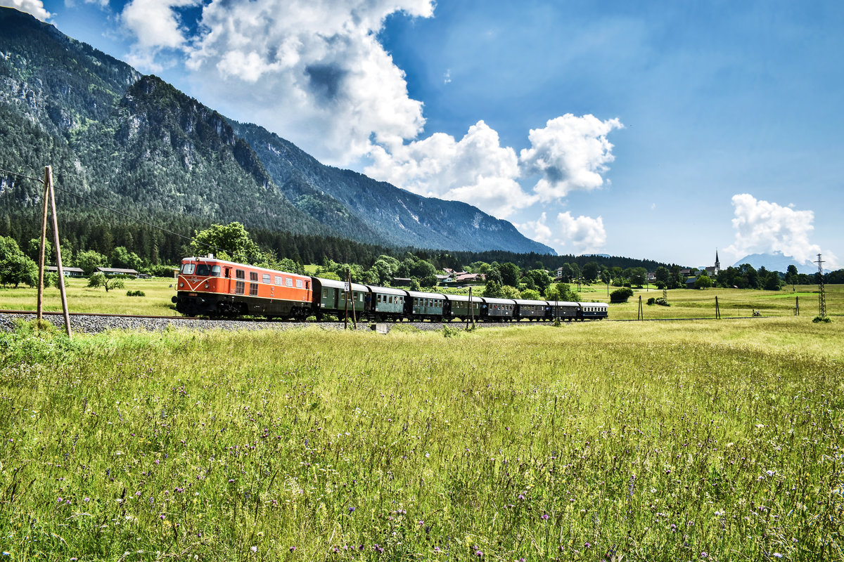 2050.09 der Regiobahn RB GmbH, fährt mit dem SR 14783 (St. Veit a. d. Glan - Hermagor), nahe Görtschach-Förolach vorüber.
Aufgenommen am 2.6.2018.

<a href= http://www.gailtalbahn.at/  rel= nofollow >www.gailtalbahn.at/</a>
<a href= https://www.facebook.com/vereingailtalbahn/  rel= nofollow >www.facebook.com/vereingailtalbahn/</a>