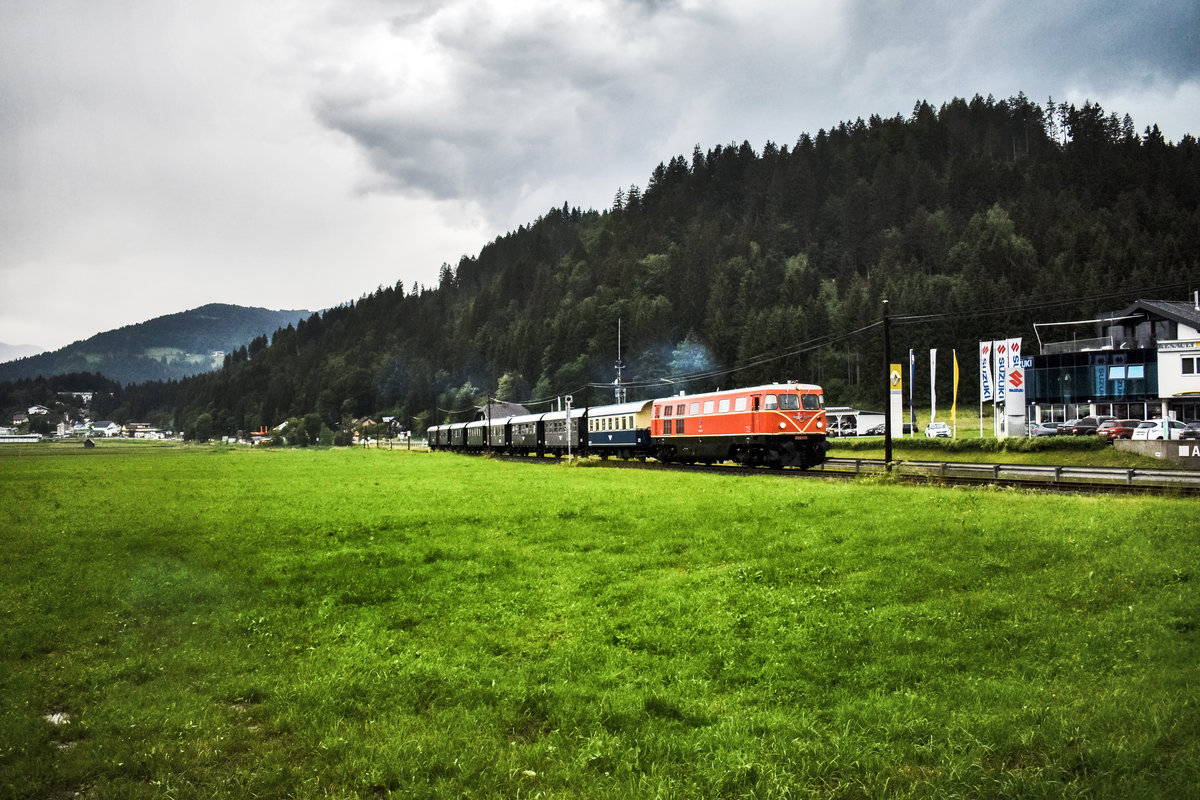 2050.09 der Regiobahn RB GmbH, mit dem SR 14784 (Hermagor - St. Veit a. d. Glan) bei Obervellach, nahe Hermagor, vorüber.
Aufgenommen am 2.6.2018.

<a href= http://www.gailtalbahn.at/  rel= nofollow >www.gailtalbahn.at/</a>
<a href= https://www.facebook.com/vereingailtalbahn/  rel= nofollow >www.facebook.com/vereingailtalbahn/</a>