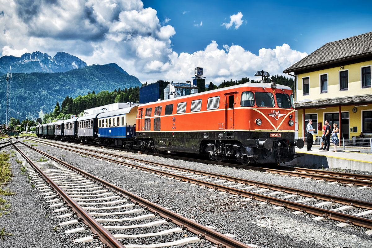2050.09 der Regiobahn RB GmbH, steht nach dem Stürzen, mit dem Sonderzug der NBiK, im Bahnhof Hermagor.
Aufgenommen am 2.6.2018.

<a href= http://www.gailtalbahn.at/  rel= nofollow >www.gailtalbahn.at/</a>
<a href= https://www.facebook.com/vereingailtalbahn/  rel= nofollow >www.facebook.com/vereingailtalbahn/</a>