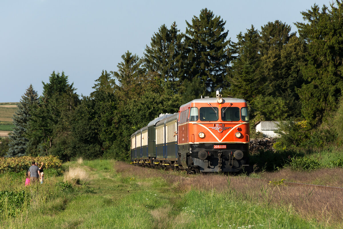 2050.09 war am 04.09.2021 wieder einmal mit dem Nostagie Express  Leiser Berge  unterwegs. Diese Aufnahme entstand bei Mollmannsdorf bei der Fahrt von Ernstbrunn nach Wien Praterstern.