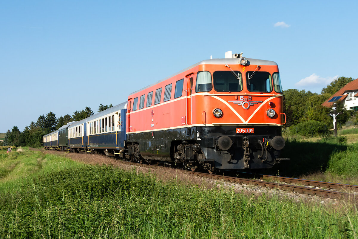 2050.09 war am 04.09.2021 wieder einmal mit dem Nostagie Express  Leiser Berge  unterwegs. Diese Aufnahme entstand kurz nach den Haltepunkt in Mollmansdorf, als der Zug am Nachmittag von Ernstbrunn nach Wien Praterstern unterwegs war.