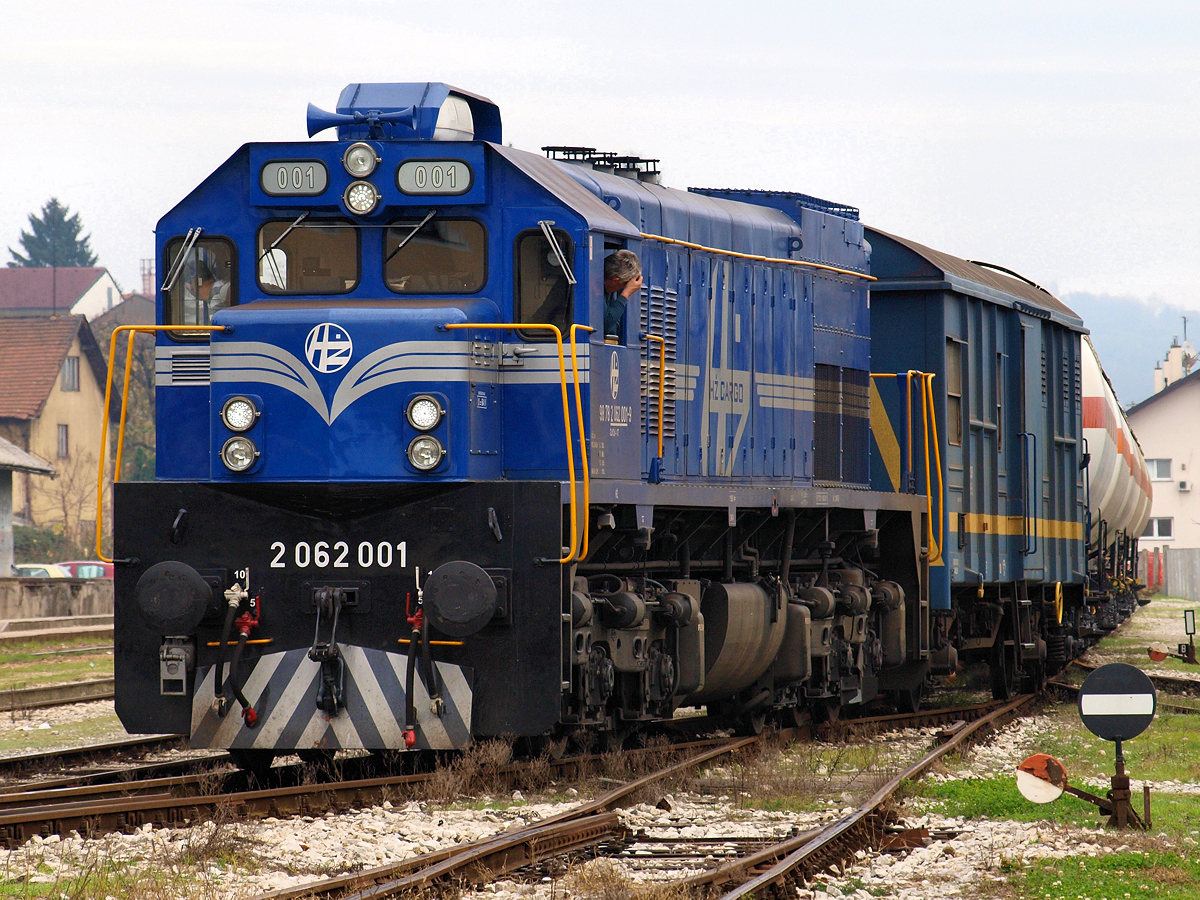 2062 001 beim Verschieben eines Kesselzuges im Bahnhof Zabok / 08.11.2013.
